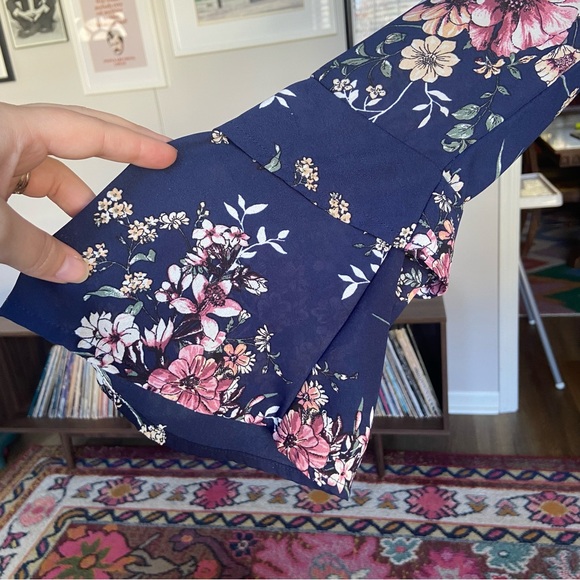 aliceblue Floral Semi Sheer Blouse with Bell Sleeves and Ruffle Hemline Small - Picture 4 of 7